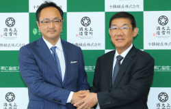 Kamikawa Taisetsu brewry head Toshio Tsukahara and Obihiro University President Kiyoshi Okuda